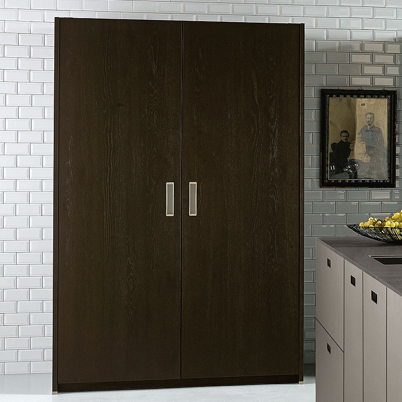 Hoge kastdeuren in donkerhout