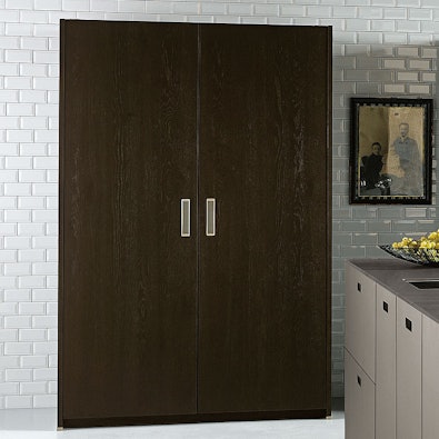 Hoge kastdeuren in donkerhout