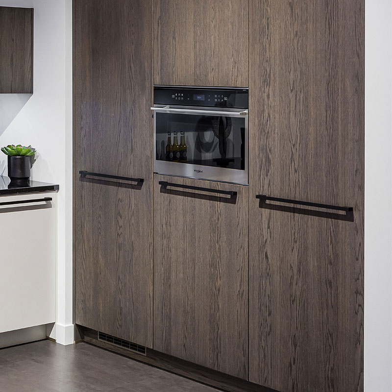 Hoge kasten van gefineerd hout