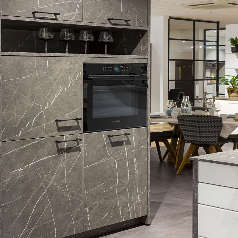 Hoge kasten in marmer look