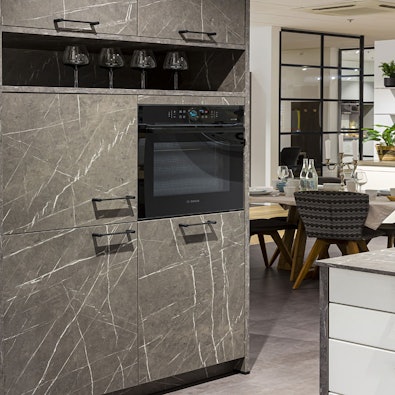 Hoge kasten in marmer look