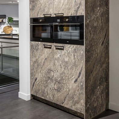 Hoge kasten in marmer look