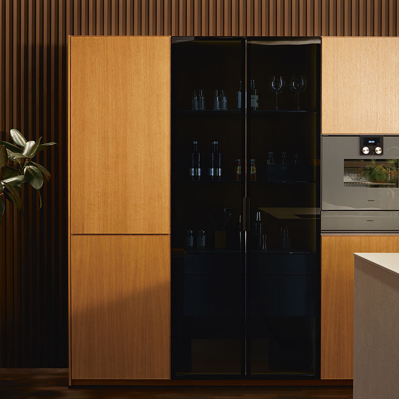 Hoge kasten met glasaccent