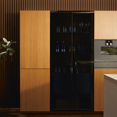 Hoge kasten met glasaccent