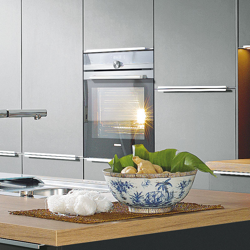 Hoge kasten met inbouwapparatuur