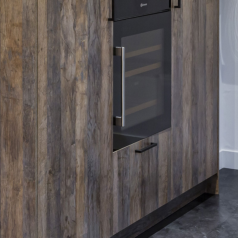 Hoge kasten met een verweerde houtprint