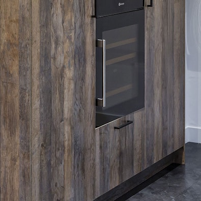 Hoge kasten met een verweerde houtprint