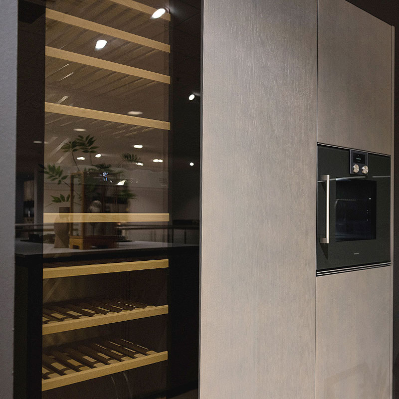 Hoge kastenwand in eiken fineer