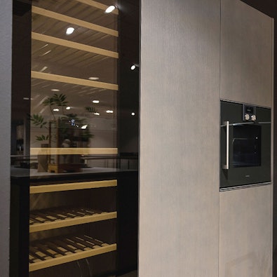 Hoge kastenwand in eiken fineer