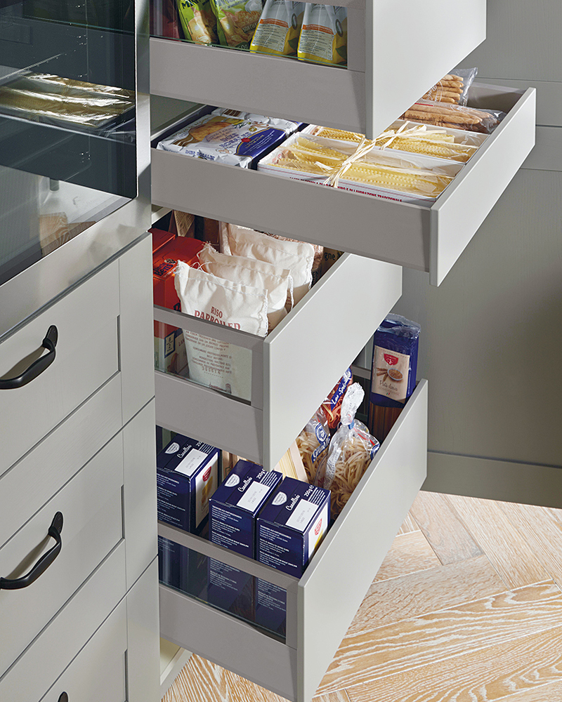 Een hoge keukenkast met een binnenlade en binnenkorven.