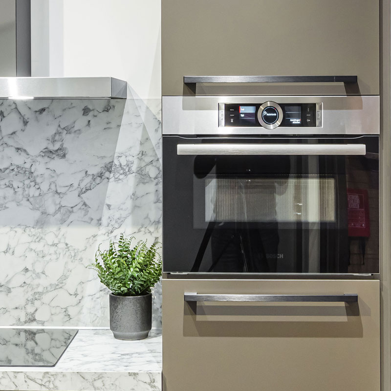 Hoge keukenkast met combi-magnetron