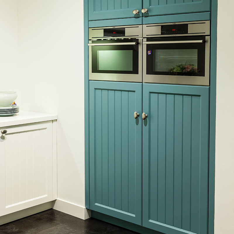 Hoge keukenkast in nis ingebouwd