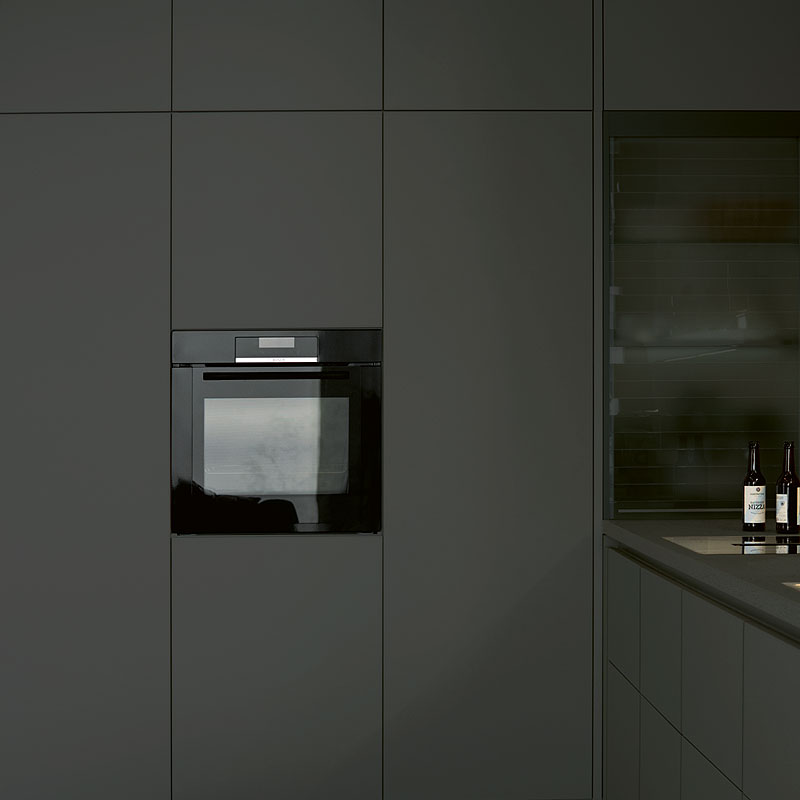 Hoge keukenkast met inbouwapparatuur