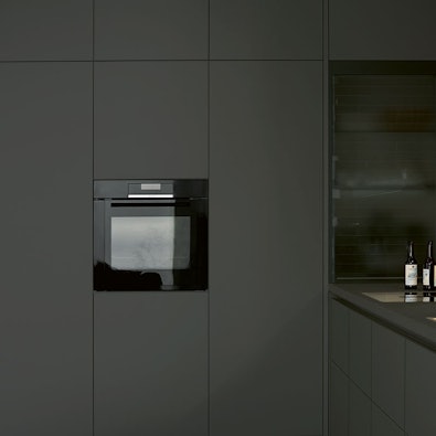 Hoge keukenkast met inbouwapparatuur