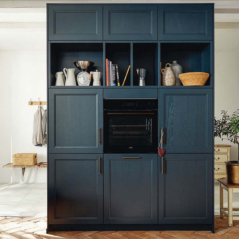 Hoge keukenkast met open schappen