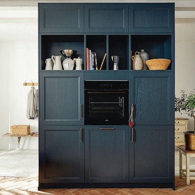 Hoge keukenkast met open schappen