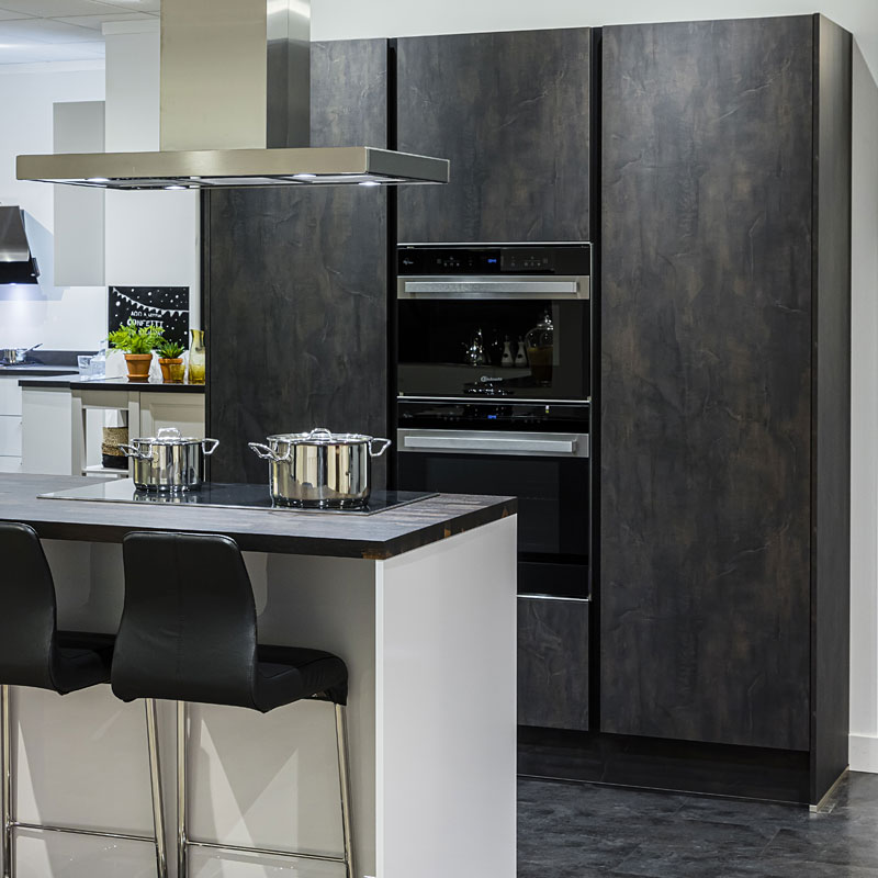 Hoge keukenkast met een warme print