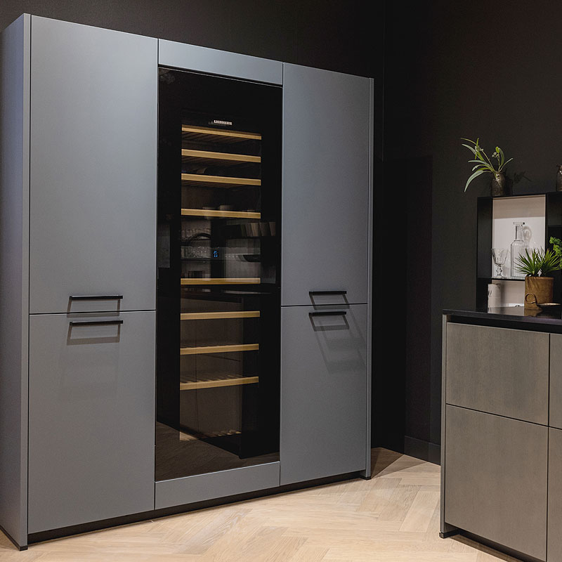 Hoge keukenkast met ingebouwde wijnkast