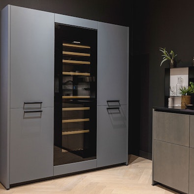 Hoge keukenkast met ingebouwde wijnkast