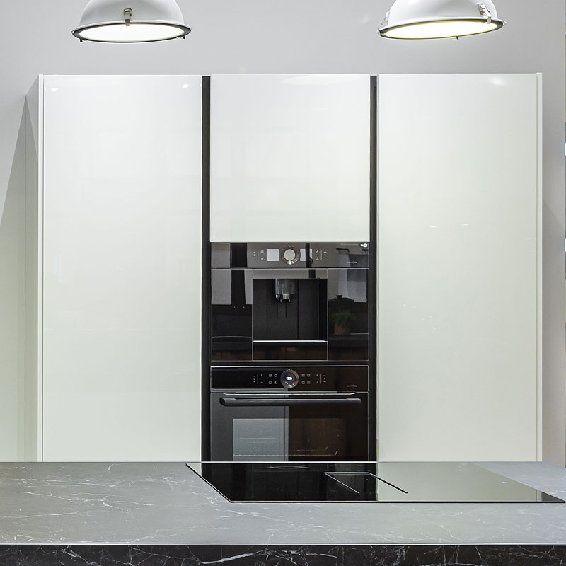 Hoge witte keukenkast