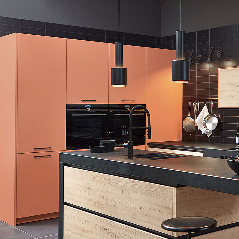 Hoge keukenkasten in de kleur mild rood.
