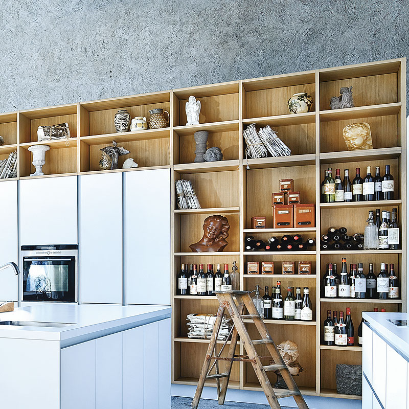 Hoge open vakkenwand