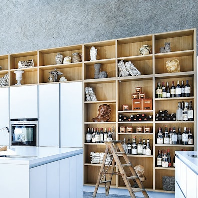 Hoge open vakkenwand