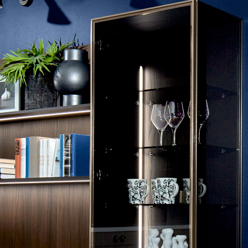 Hoge vitrine met glazen planken en LED.