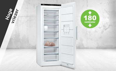 Hoge vriezer van circa 180 cm met open deur en meerdere transparante lades.