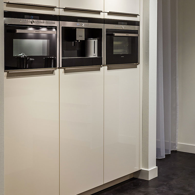 Hoge wandkast in nis