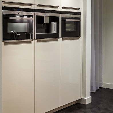 Hoge wandkast in nis