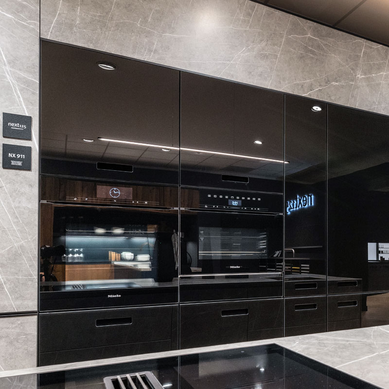 Hoge zwarte hoogglans kasten