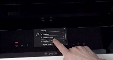 Bosch kookplaat met Home Connect instellingen op het display voor bediening via de app