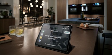 Home Connect app op tablet voor bediening van Siemens magnetron op afstand in moderne keuken