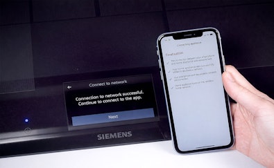 Siemens HomeConnect app op smartphone voor het bedienen van een kookplaat met afzuiging op afstand