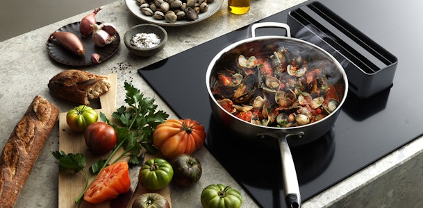 De toren met afzuiging van de ATAG Elevate kan naar boven en beneden worden geschoven..