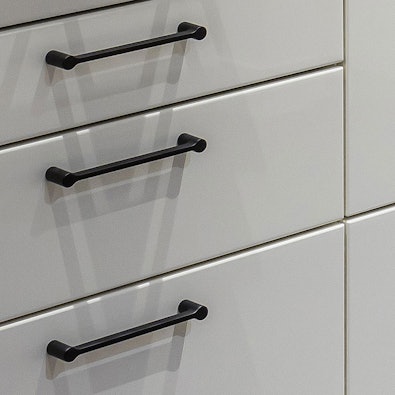 Hoogglans gelakte fronten met zwarte design greepjes