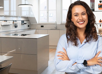 Hoogglans keuken van bij Bemmel & Kroon in licht beige met kookeiland en moderne spots