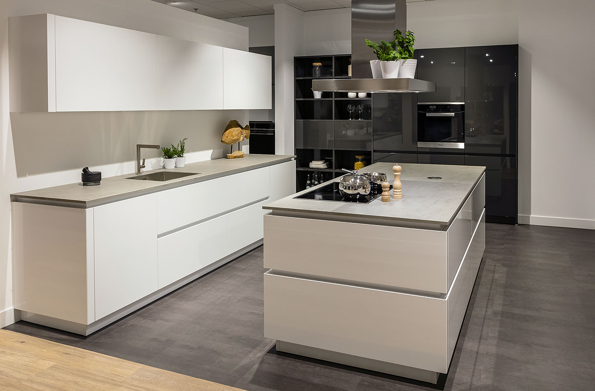 Hoogglans keuken met contrastkleuren