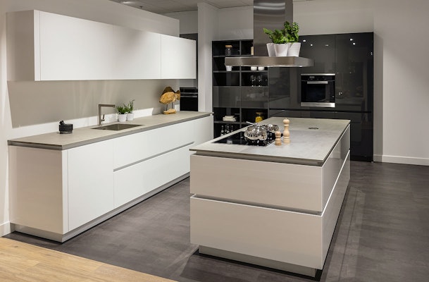 Hoogglans keuken met contrastkleuren