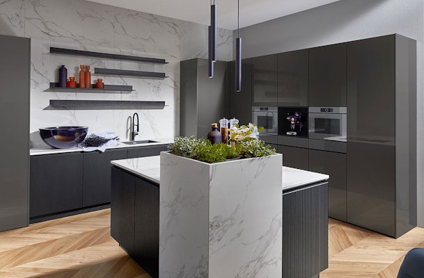 Luxe hoogglans keuken met marmer of houtaccenten