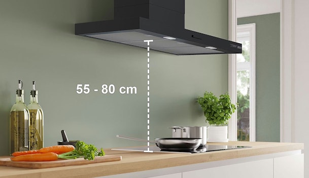 Zwarte wandschouw afzuigkap op 55 tot 80 cm hoogte boven een inductiekookplaat