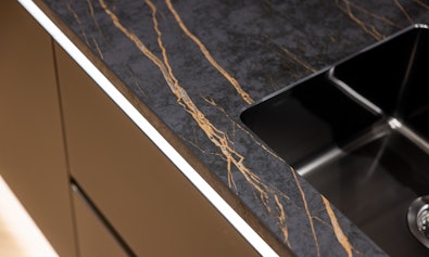 Hoogwaardig keukenblad met zwarte spoelbak.