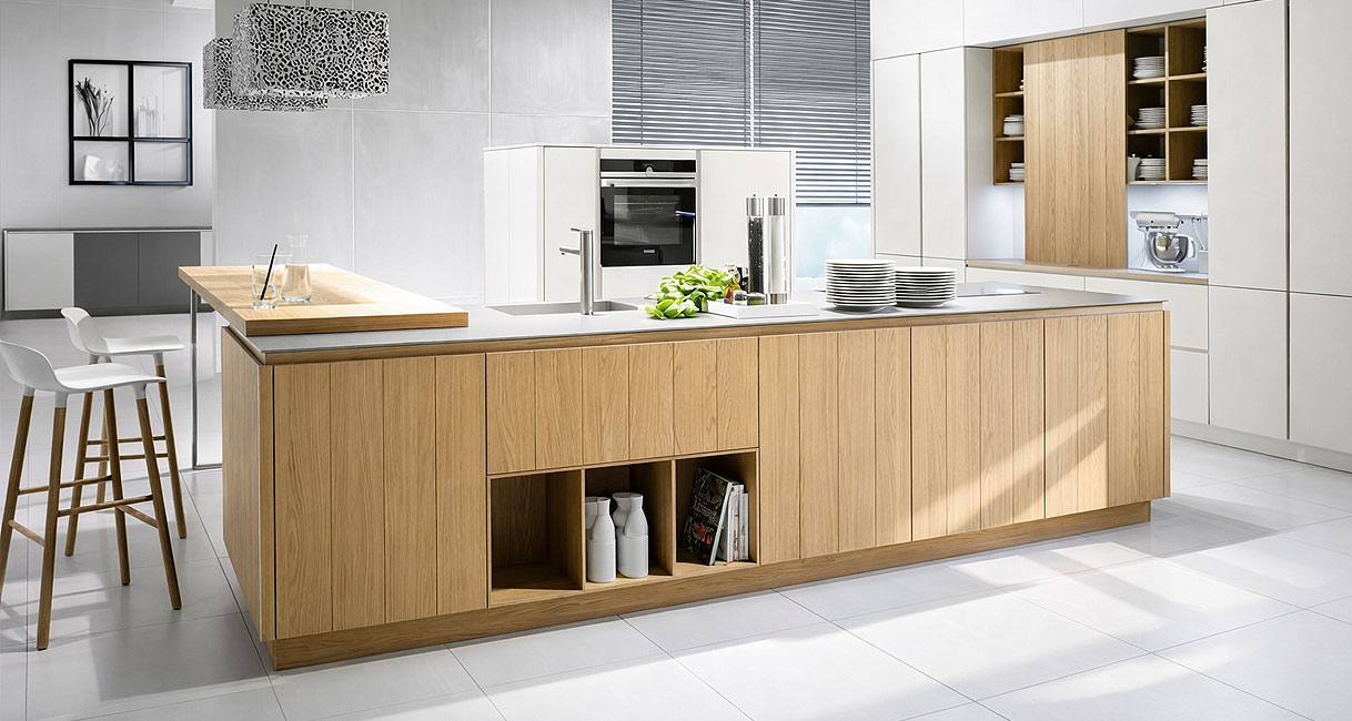 Houten kookeiland met licht eiken fronten en strak werkblad in moderne keuken