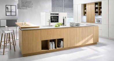 Houten kookeiland met licht eiken fronten en strak werkblad in moderne keuken