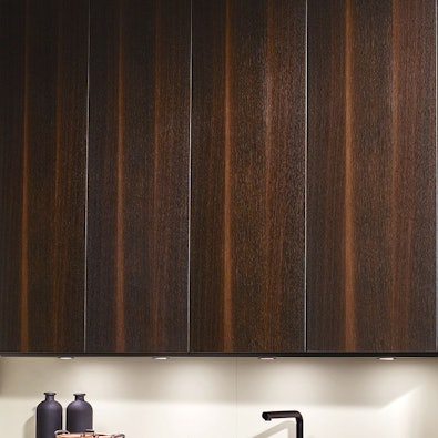 Donker rookeiken fineerfront met natuurlijke glans.