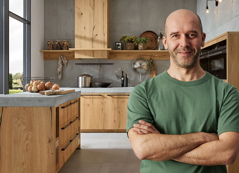 Houten keuken van Bemmel & Kroon in massief eiken met betonnen werkblad en zwarte grepen