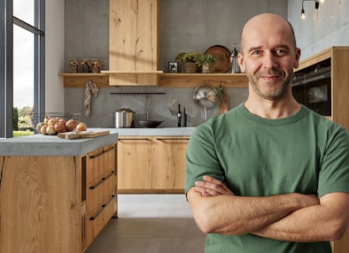 Houten keuken van Bemmel & Kroon in massief eiken met betonnen werkblad en zwarte grepen