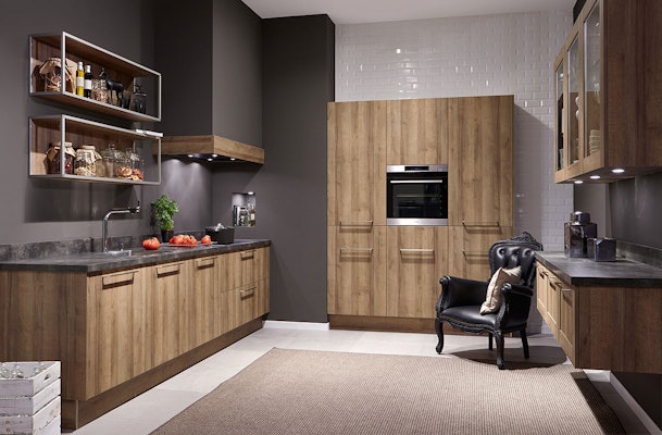 Houten keuken met bruine muren