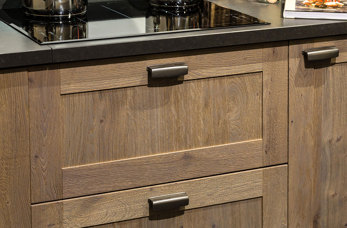 Houten keukenkasten met paneel deurtjes.